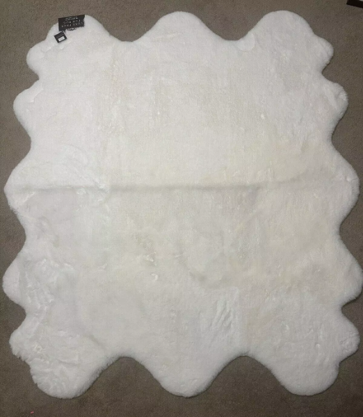 Mon Chateau Luxe Faux Fur IVORY >>  5'3? x 5'10? Rug  HAS LIGHT DISCOLORATION FROM DUST - 810115940890